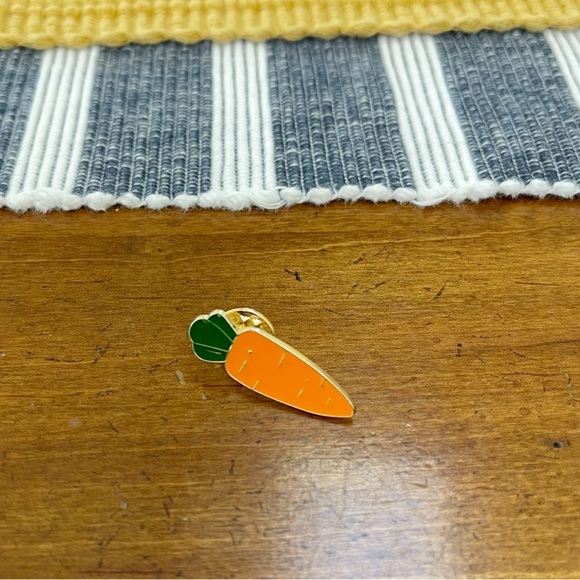 Carrot Pin | Enamel Pin | Fanny Pack Pin | Backpack Purse Hat Pin - Picture 4 of 5